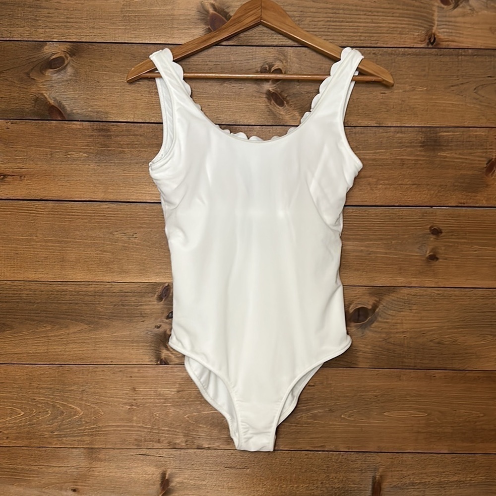 NWT Vineyard vines white Textured Scallop One-Piece swimsuit - Picture 2 of 4